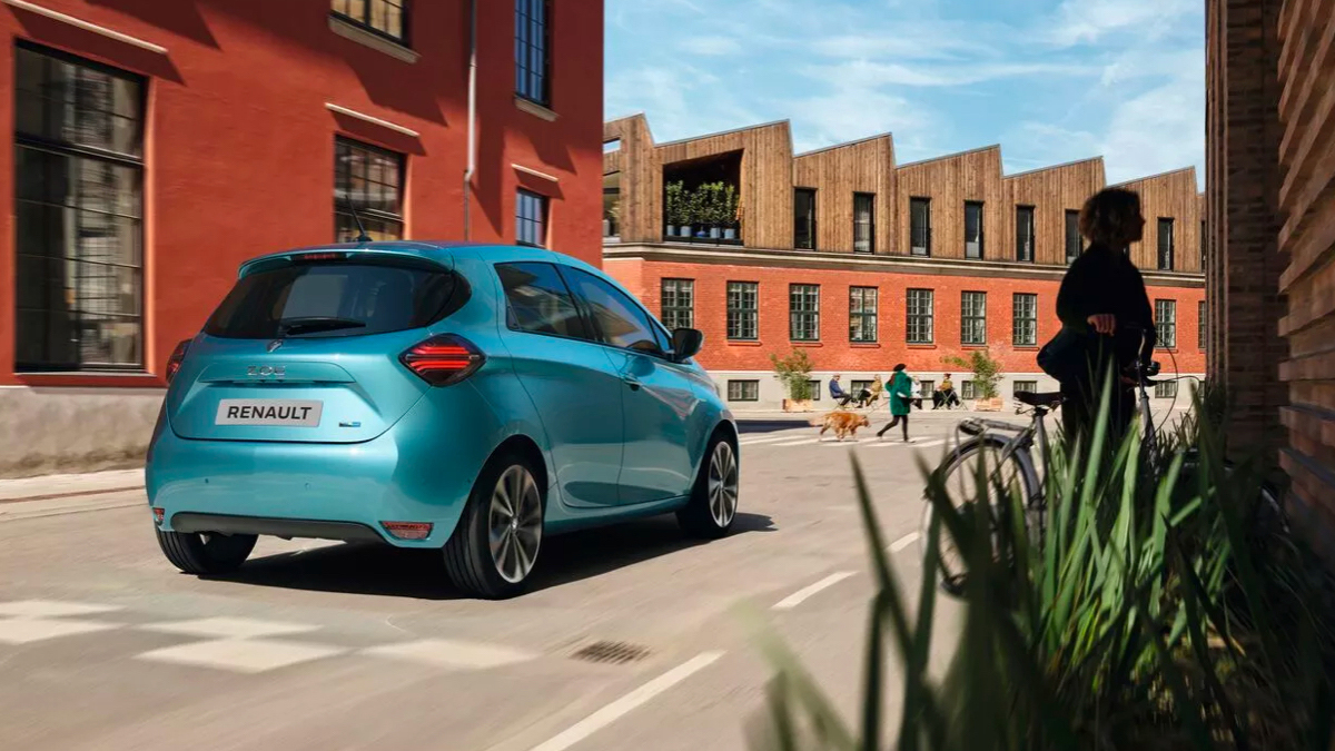 Renault ZOE achterkant op de weg